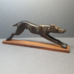 مجسمه سگ از نژاد تازی یا گری هوند از چوب آبنوس عینا مطابق تصاویر