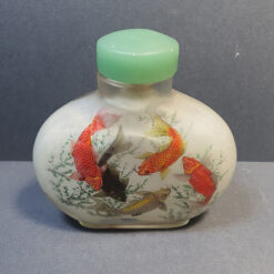 بطری انفیه از جنس چینی با درب یشم ، داخل بطری نقاشی شده طرح ماهی