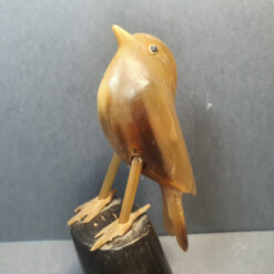 مجسمه پرنده از جنس استخوان روی پایه ایی از جنس چوب آبنوس