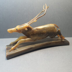 مجسمه گوزن استخوانی از شاخ روی پایه ایی از چوب آبنوس