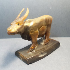 محسمه گاو ساخته شده از استخوان یا شاخ عینا مطابق تصاویر