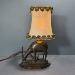 یک عدد آباژور با کلاهک یا شید نصب شده روی مجسمه زیبای گوزن ساخته شده از چوب آبنوس دست ساز قدیمی عینا مطابق تصاویر